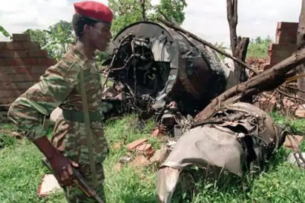Questa foto scattata nel 1994 mostra un soldato davanti al relitto dell'aereo in cui morì l'allora presidente ruandese Juvénal Habyarimana.